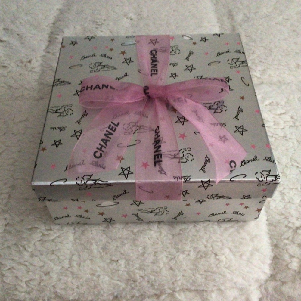 Vintage Chanel Paris Empty Gift Box with Signature Ribbon - Angels and Planets - Picture 2 of 13
